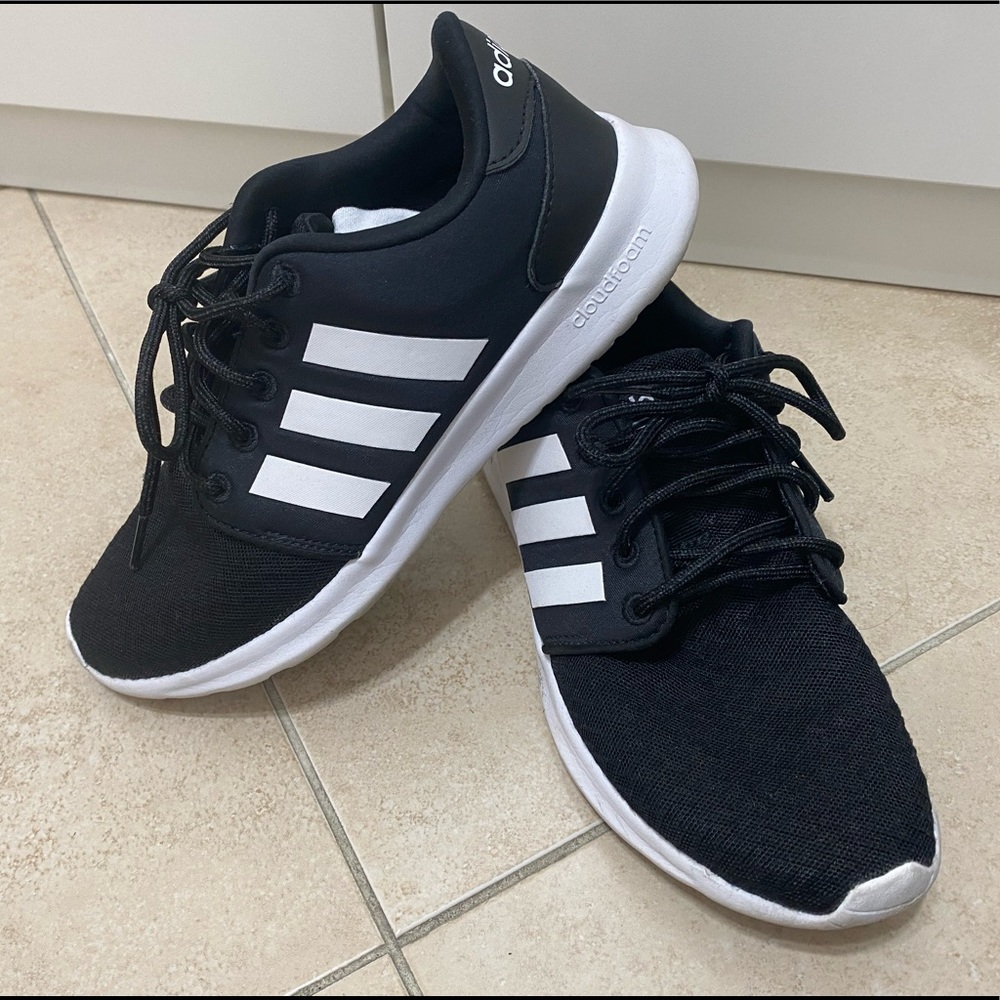 Women's Adidas Cloudfoam QT Racer 2.0 Sneaker. Used Normal wear. 6.5